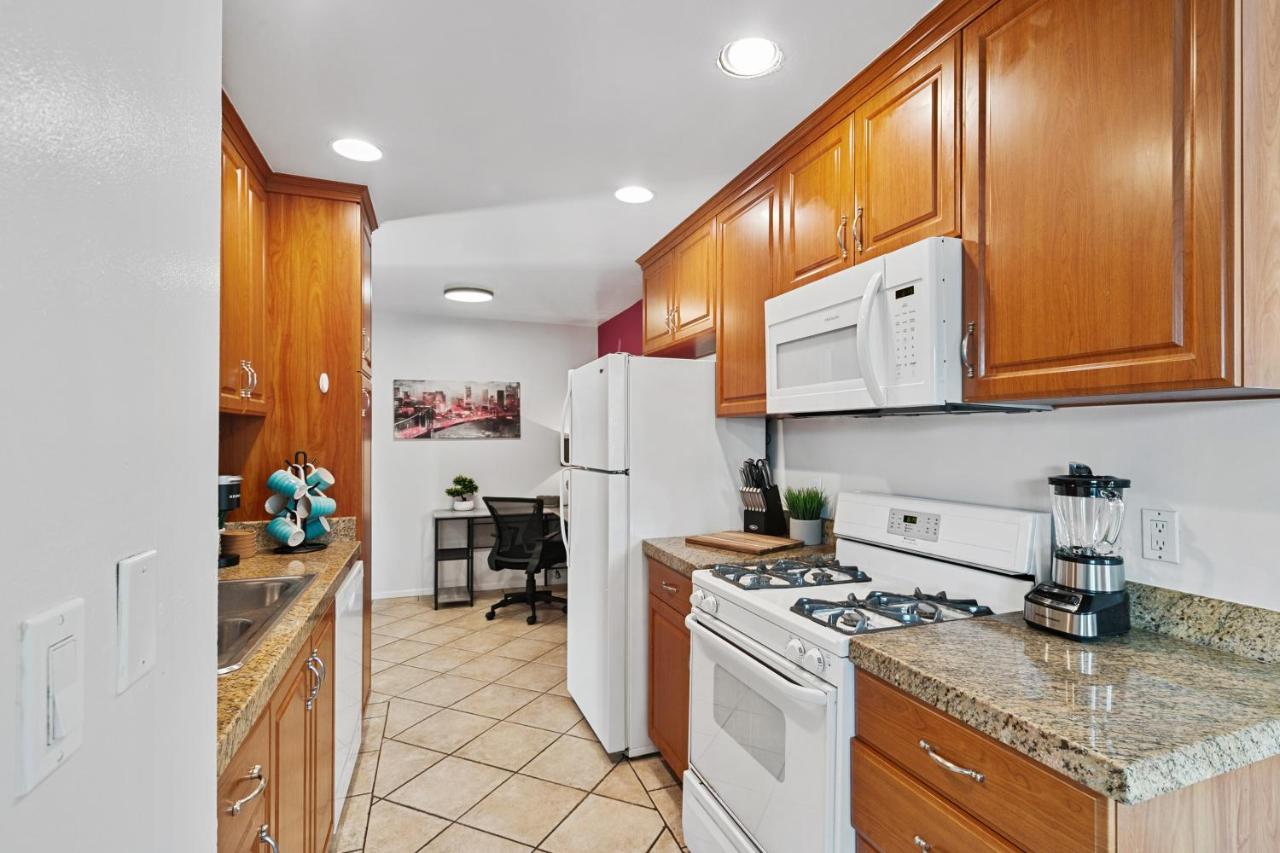 Beverly Hills Chic 2 Bed 2Bath With Patio And Parking 309 Лос-Анджелес Екстер'єр фото